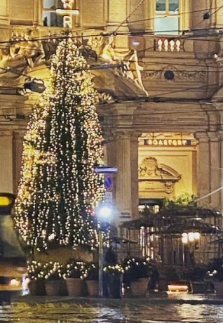 Tram e Albero di Natale di Starbucks Reserve™ Roastery in Piazza Cordusio - Pic by @g.luca_sacchi