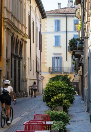 Lodi, città a sud di Milano, è la destinazione di una gita fuoriporta in bicicletta.  Pic. by @paolopennipartelli e @alventomagazine - YesMilano