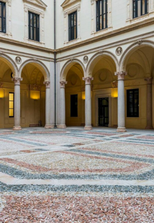 Veduta cortile storico interno, 5 vie