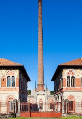 Crespi d’Adda, i cancelli rossi di ingresso al cotonificio di Crespi d’Adda sono oggi l’immagine iconica del Sito Unesco- ©Walter Carrera, Associazione Crespi d'Adda