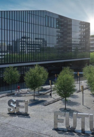 Piazza Olivetti con STEP, il museo del futuro a Milano, e il monumento Tu Sei il Futuro