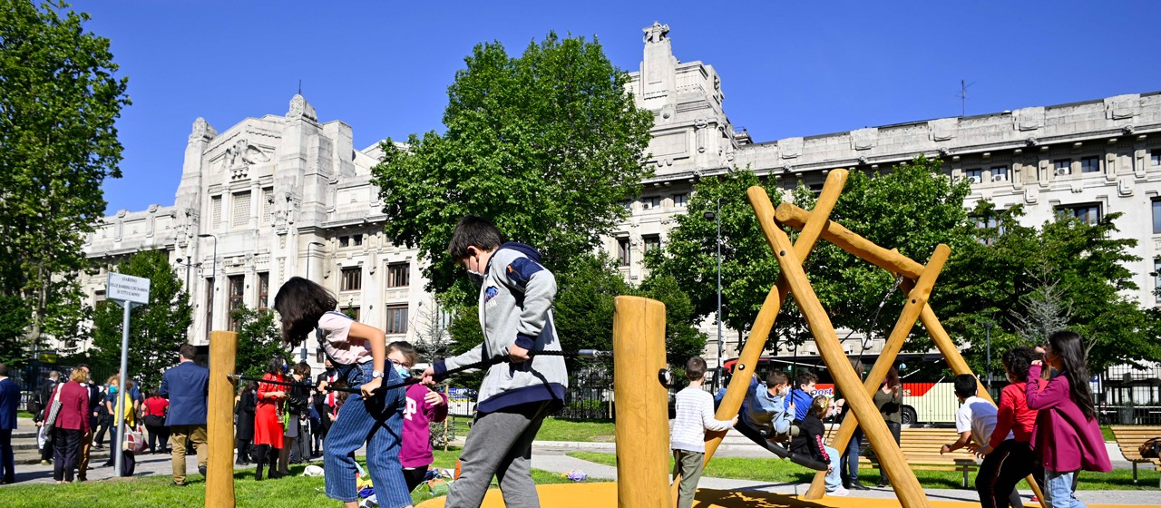 Bambini al parco giochi