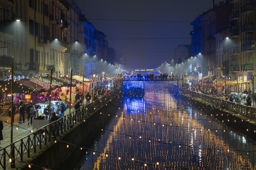navigli con luminarie a Milano